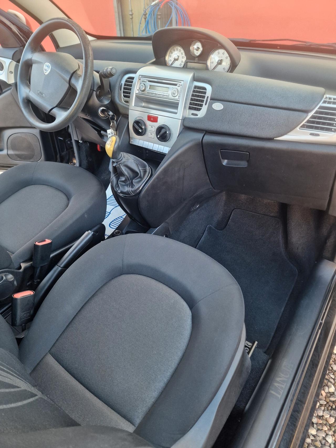 Lancia Ypsilon 1.2 69 CV Unyca