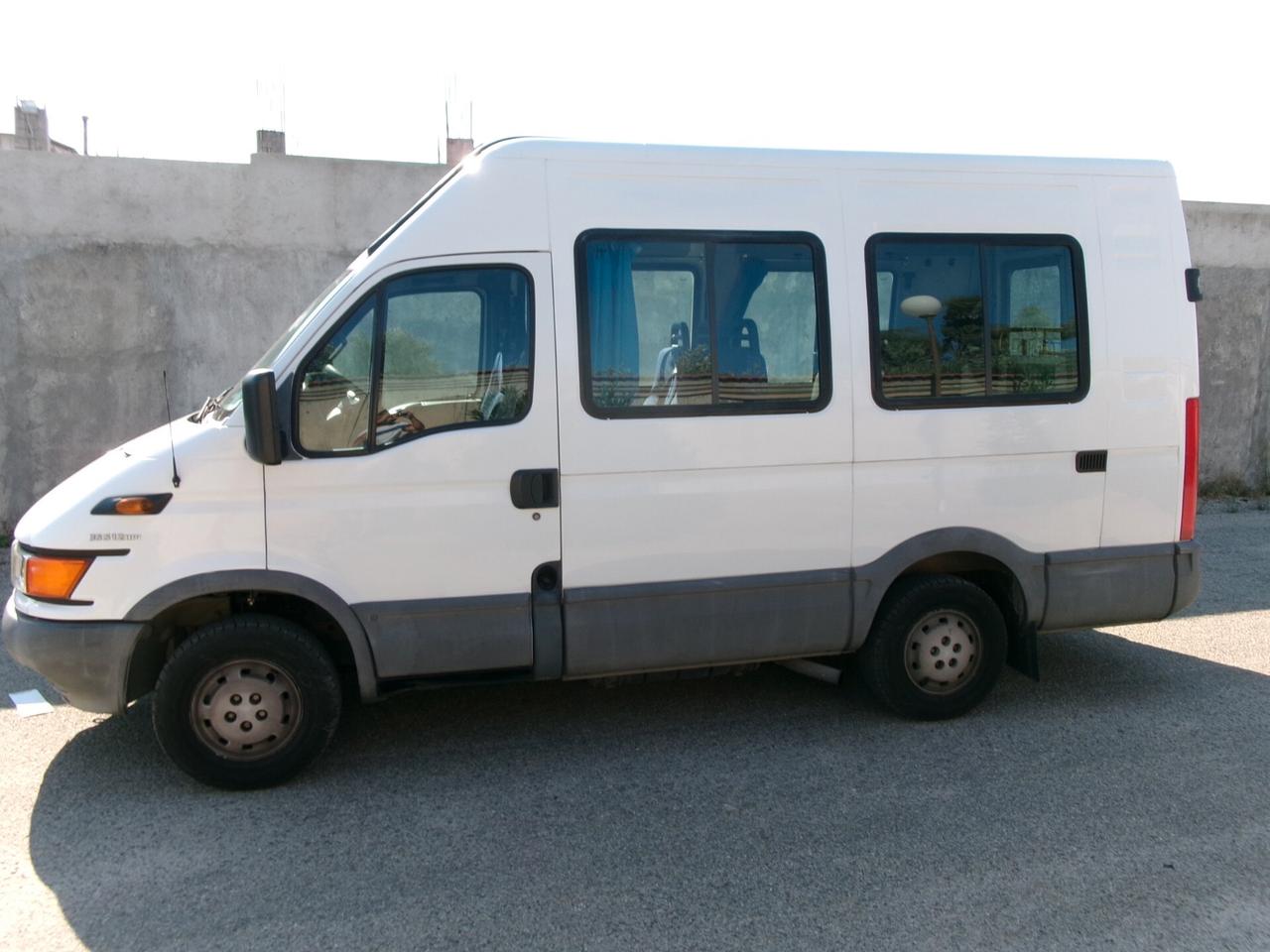 Iveco Daily 35-13 c 2.3 td 9 posti con pedana per persone disabili