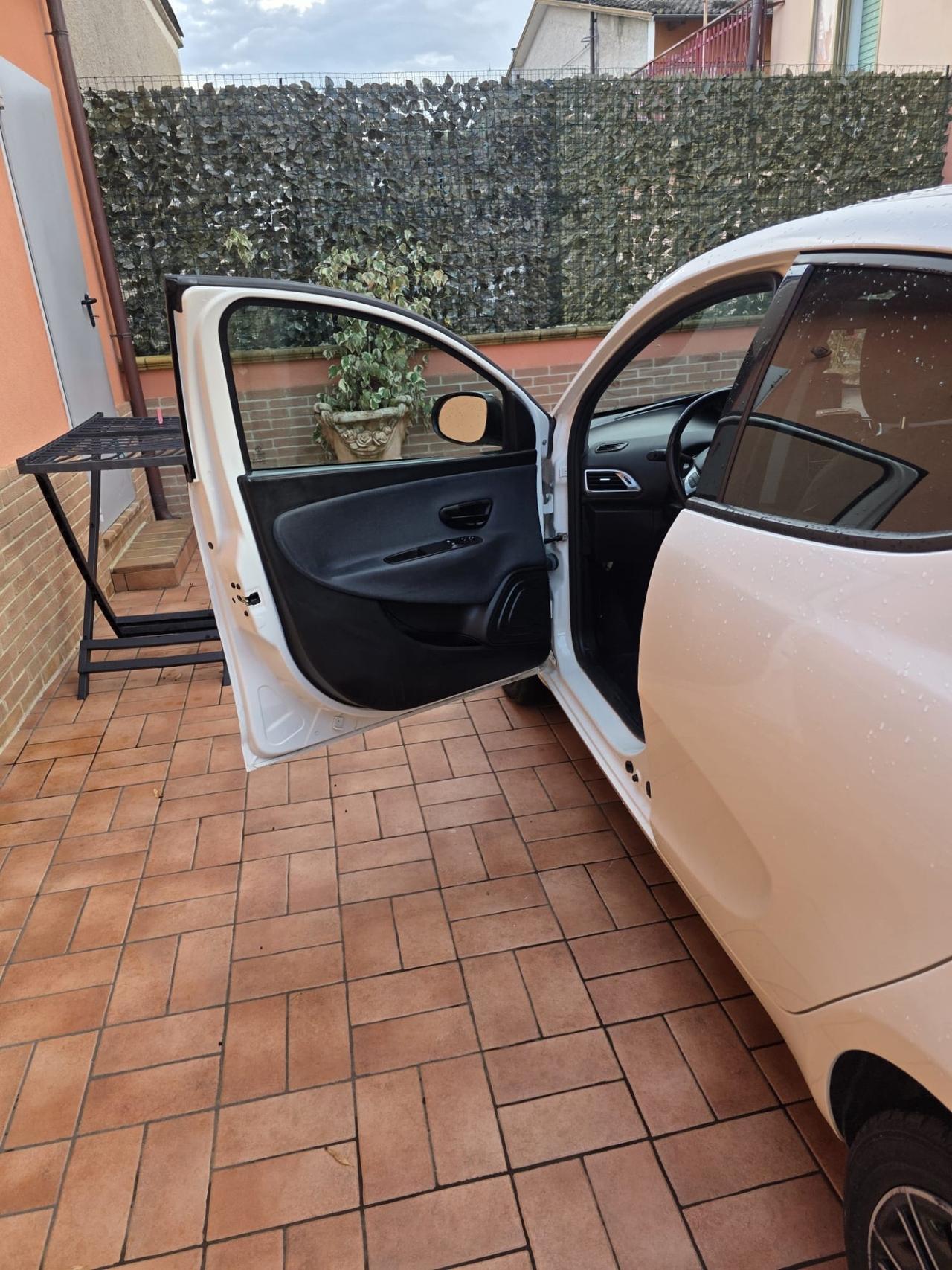 Lancia Ypsilon 1.0 FireFly 5 porte S&S Hybrid Ecochic Gold