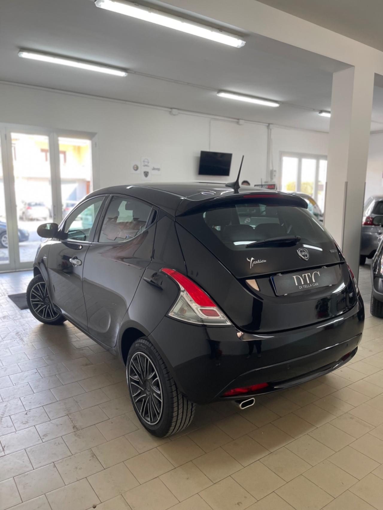 Lancia Ypsilon 1.0 FireFly 5 porte S&S Hybrid Silver