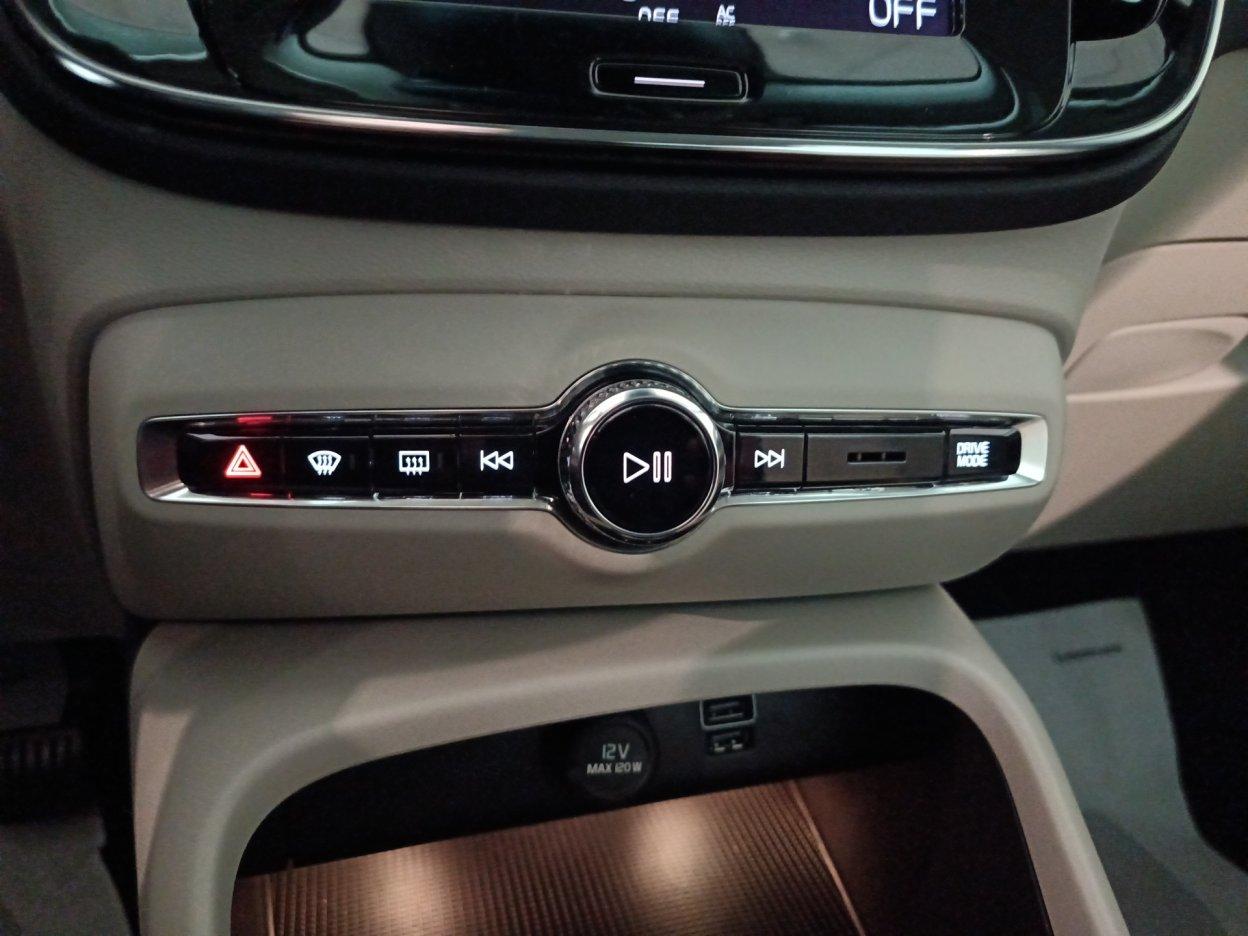 VOLVO XC40 (2017-->) - XC40 D3 AWD Geartronic Inscription