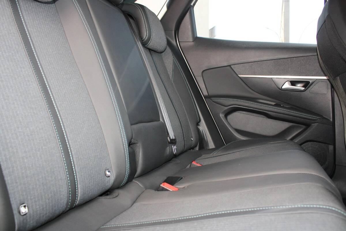 Peugeot 3008 II 1.5 bluehdi Allure Pack s&s 130cv AUTO con CarPlay