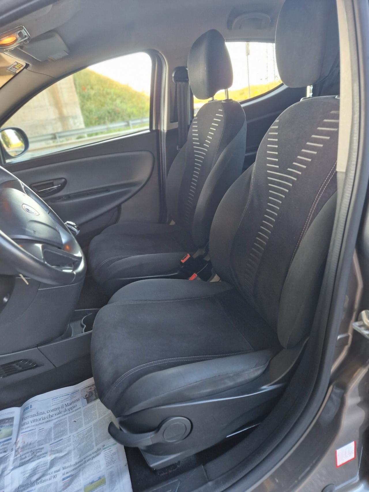 Lancia Ypsilon 1.2 69 CV Unyca