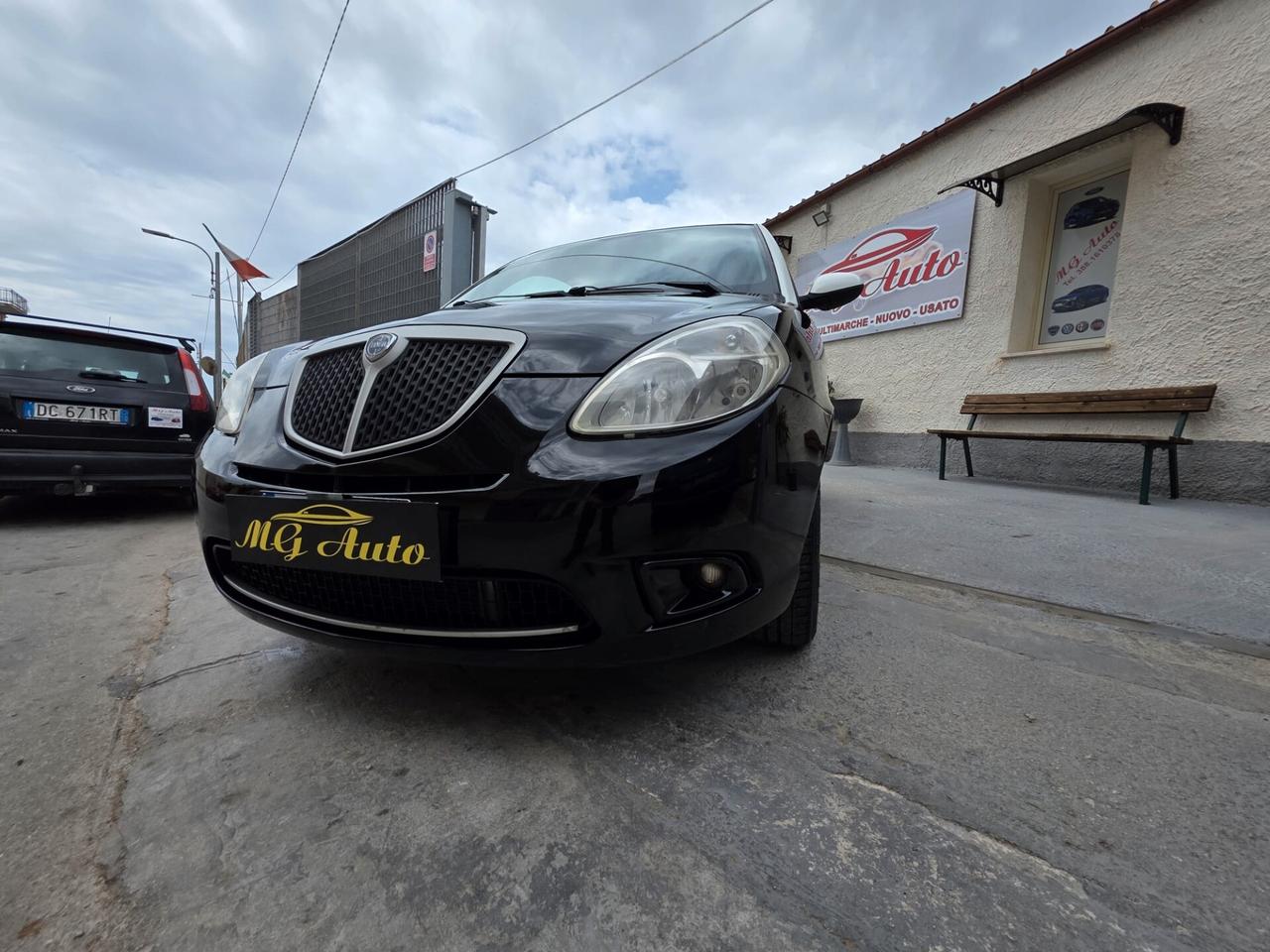Lancia Ypsilon 1.3 MJT 105 CV Sport MomoDesign