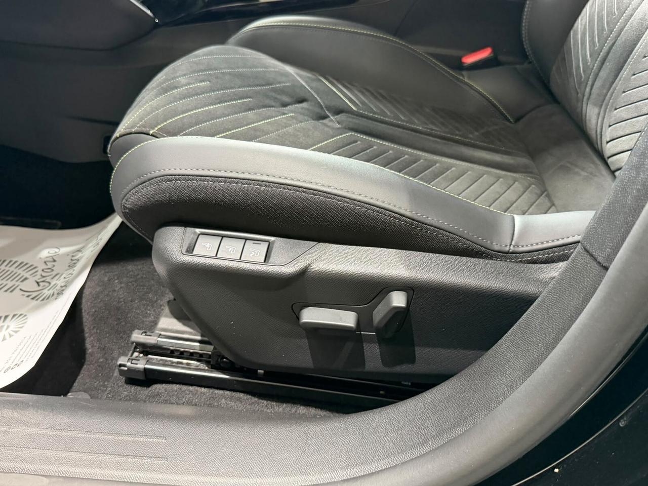 Peugeot 208 Hybrid 145 e-DCS6 GT LINE FULL BLACK
