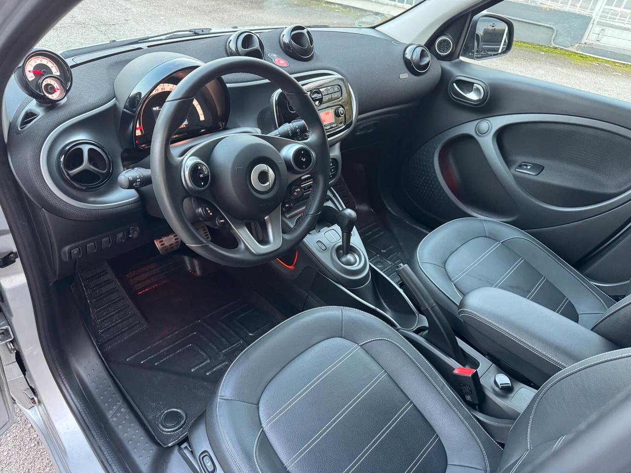 Smart ForFour 70 1.0 twinamic Prime LED PELLE