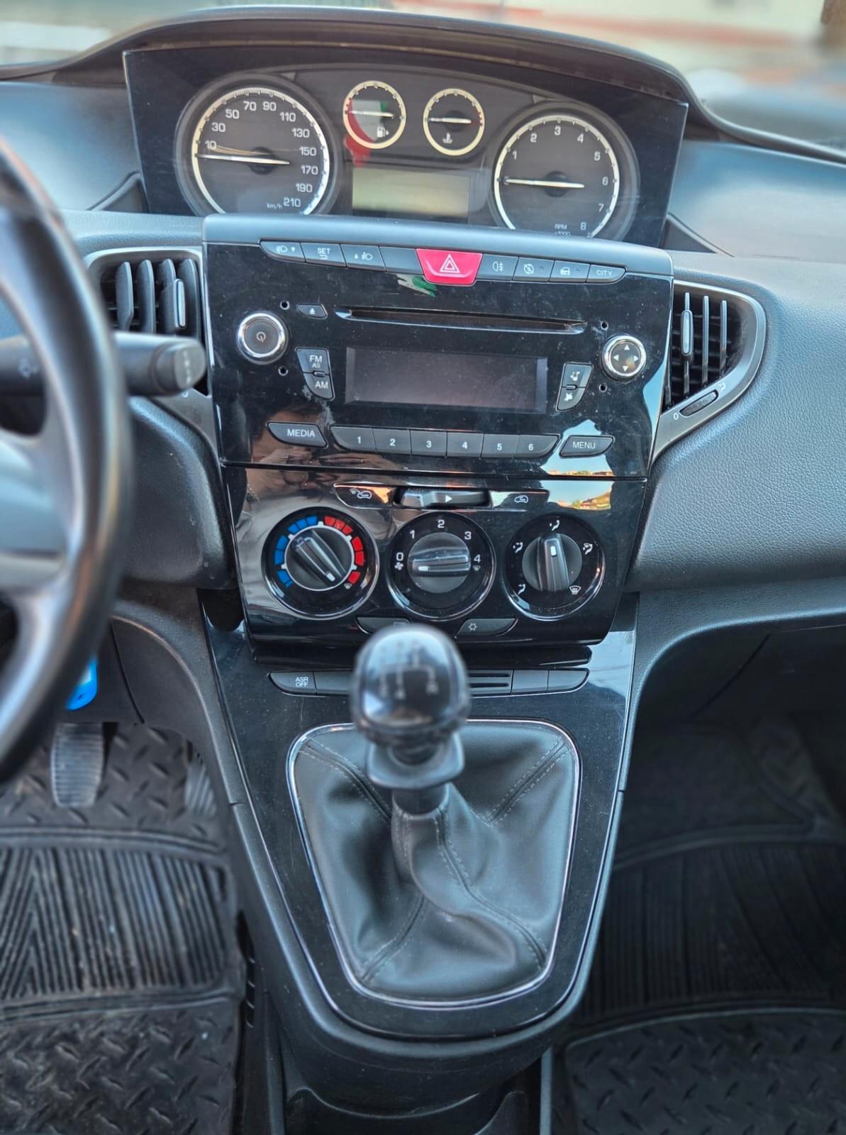 Lancia Ypsilon 1.2 69 CV 5 porte S&S Silver