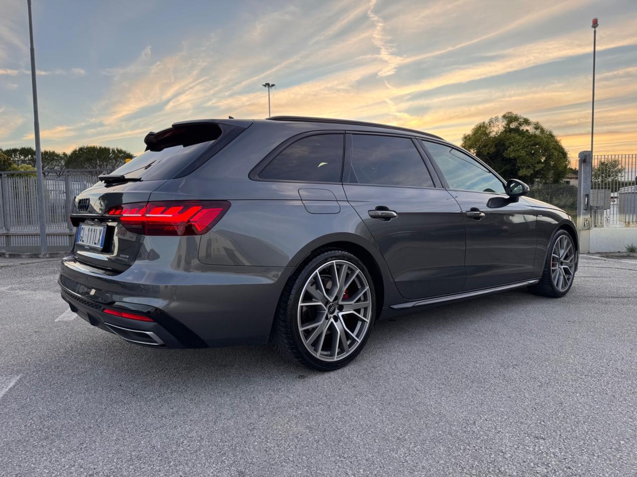 Audi A4 Avant 40 TDI quattro S tronic line edition Identity Black