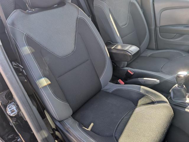 RENAULT Clio Clio 1.2 16v 5P Business 75cv