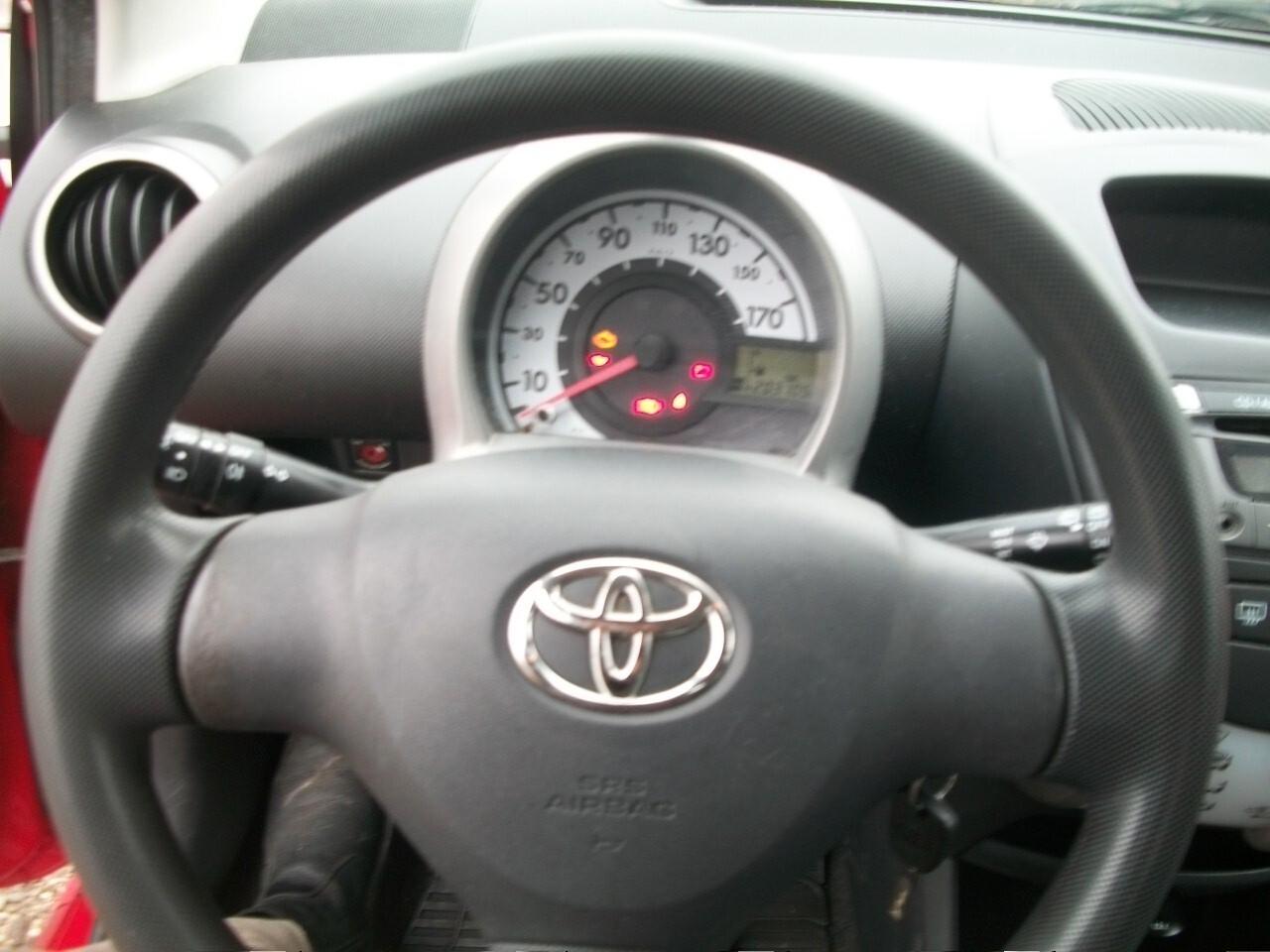 Toyota Aygo 1.0 12V VVT-i 5 porte Lounge CC 998 BENZINA IMMAT 30/06/2012 05 PORTE SI NUOVI PATENTATTI GARANZIA UN ANNO