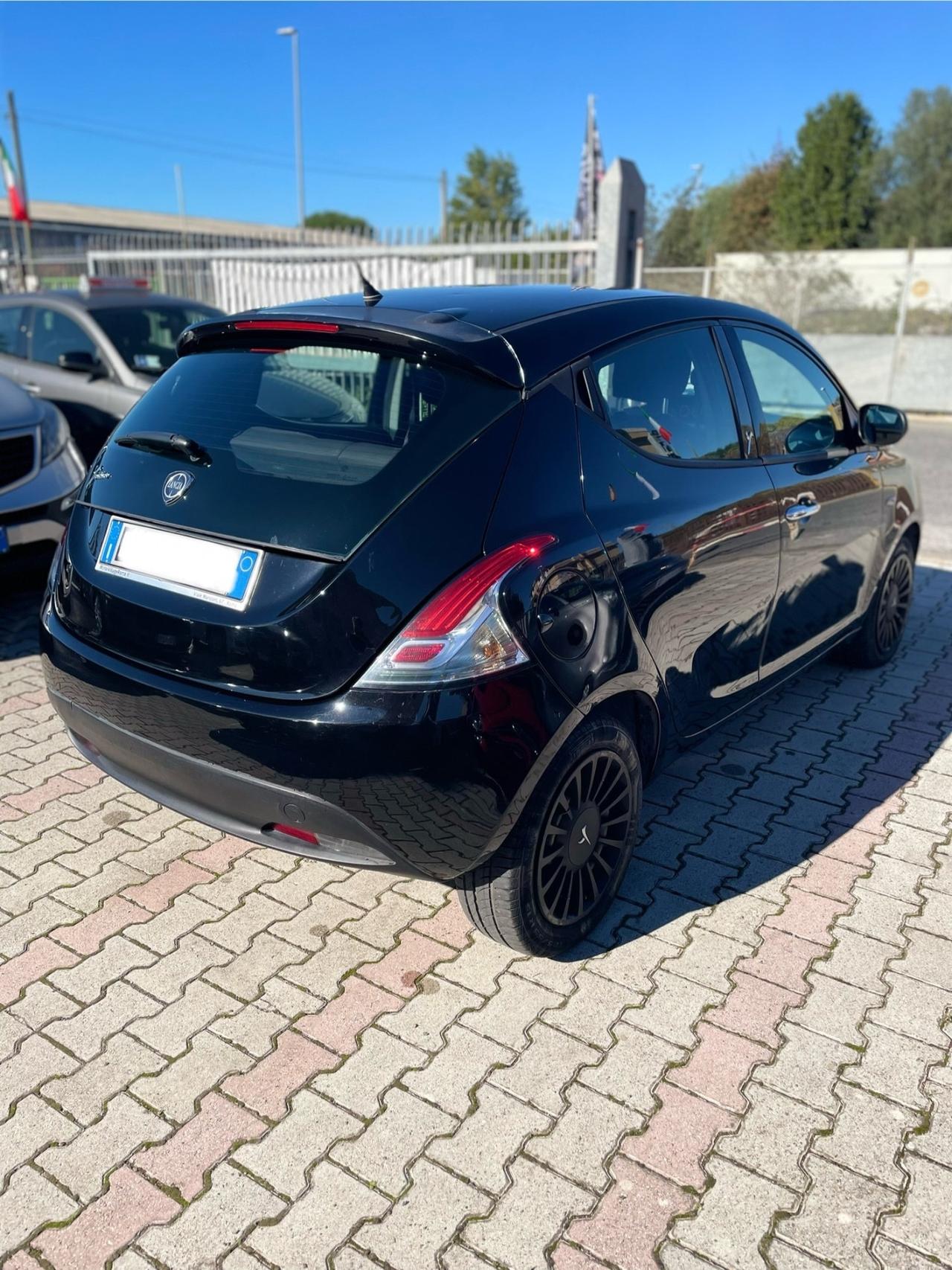 Lancia Ypsilon 1.3 MJT 16V 95 CV 5 porte S&S Black&Red