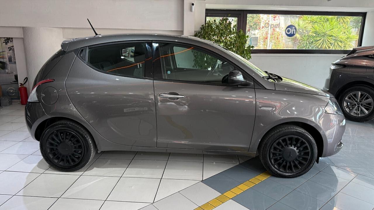 Lancia Ypsilon 1.0 FireFly 5 porte S&S Hybrid Silver