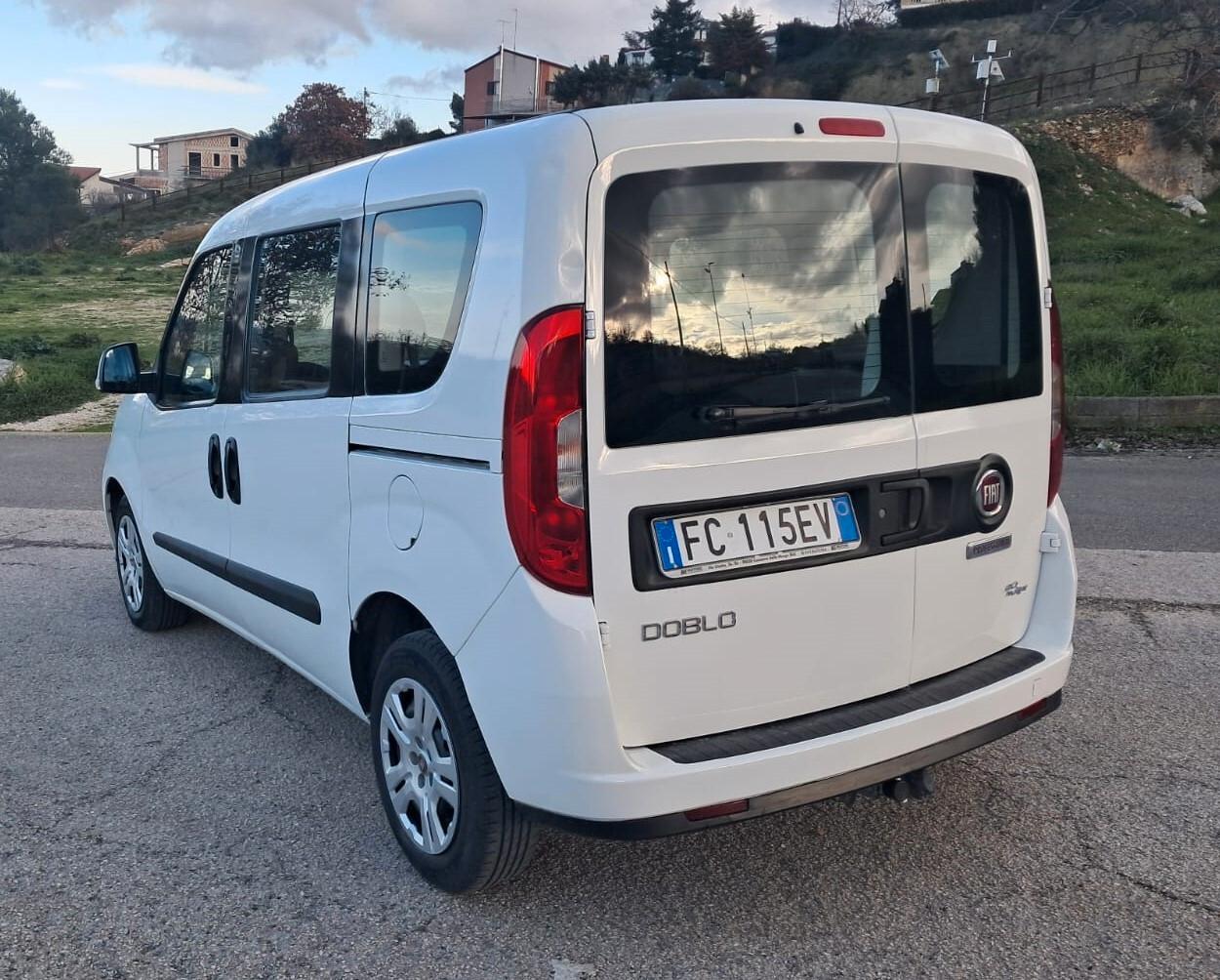 Fiat Doblo 1.3 MTJ Autocarro con gancio traino N1 5 posti