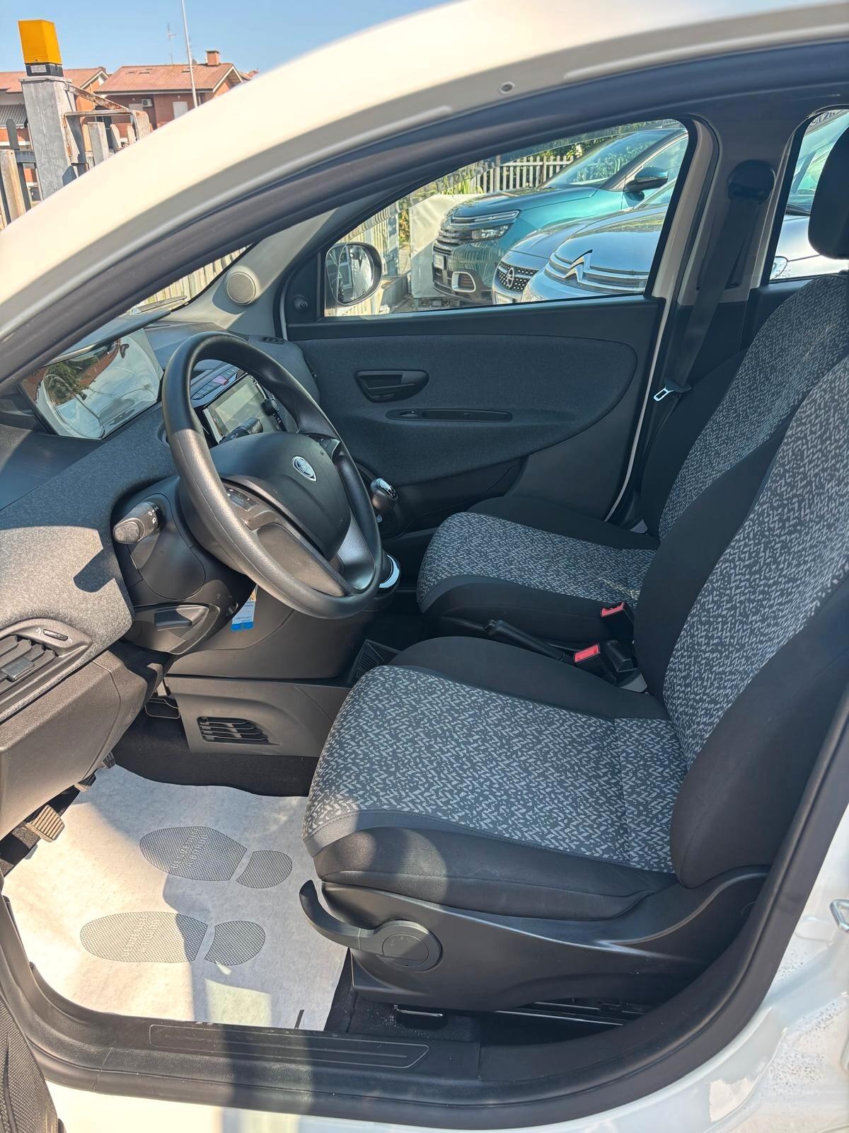 Lancia Ypsilon 1.0 FireFly 5 porte S&S Hybrid Ecochic Silver NESSUN VINCOLO