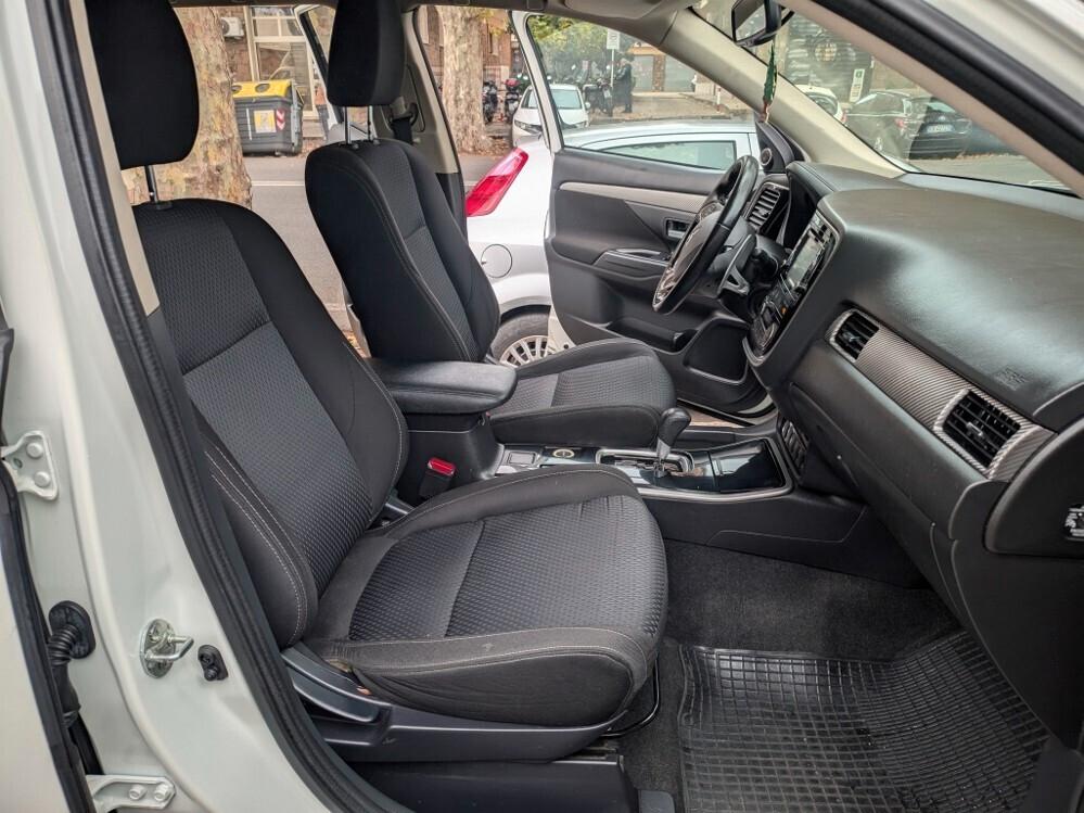 OUTLANDER 2.2 DI-D 4WD 7 POSTI AUTOMATICA EURO 6