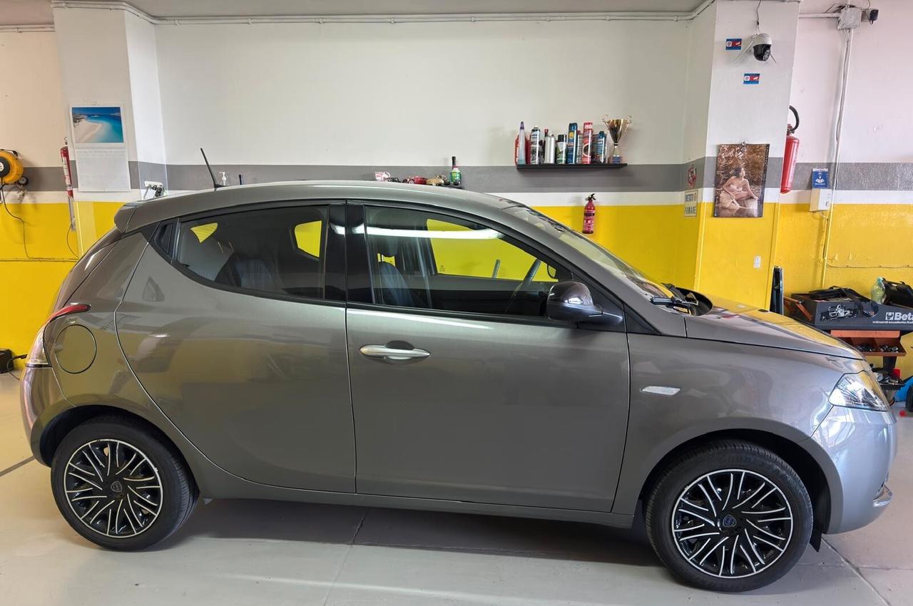 Lancia Ypsilon 1.0 FireFly 5 porte S&S Hybrid Ecochic Silver