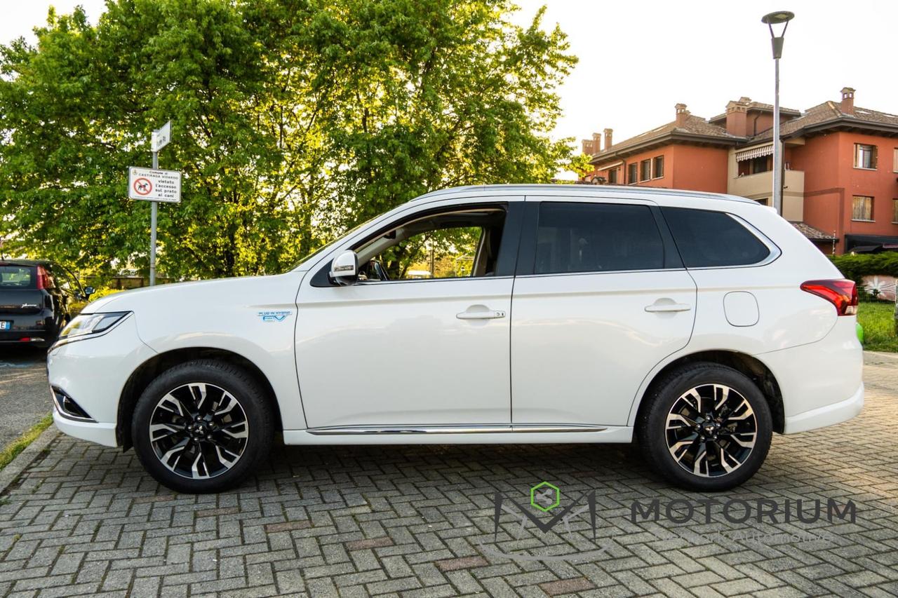 Mitsubishi Outlander 2.0 4WD PHEV Instyle 2018 - PLUG-IN HYBRID