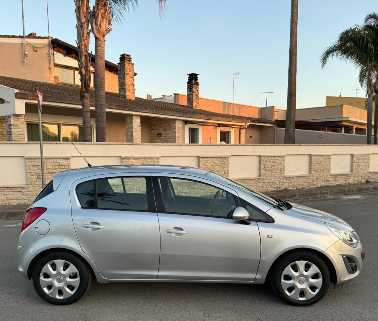 OPEL CORSA 1.2 BENZINA COSMO 2011