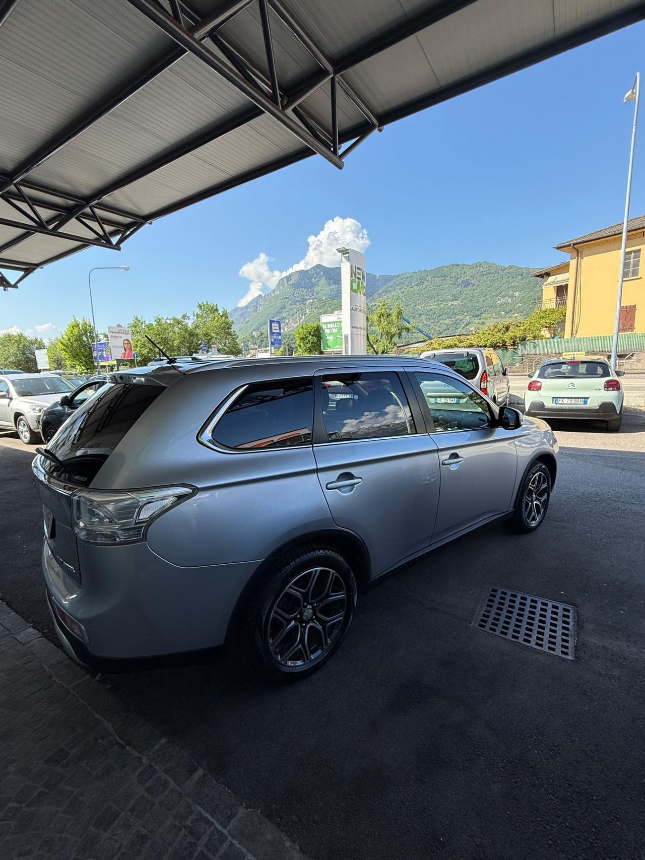 MITSUBISHI OUTLANDER 2.2 DI-D 4WD INSTYLE 7posti
