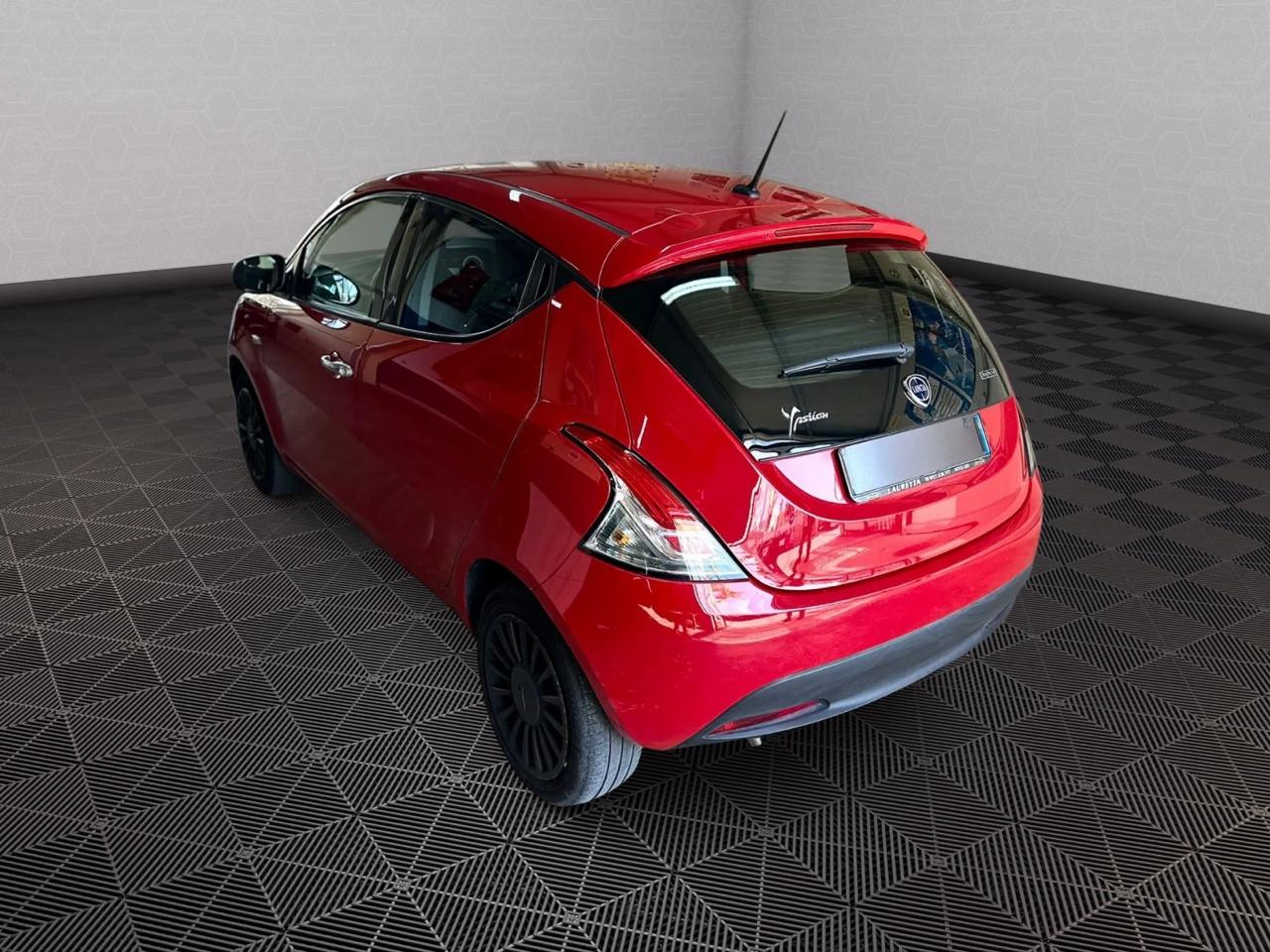 Lancia Ypsilon 1.0 FireFly 5 porte S&S Hybrid Ecochic Silver