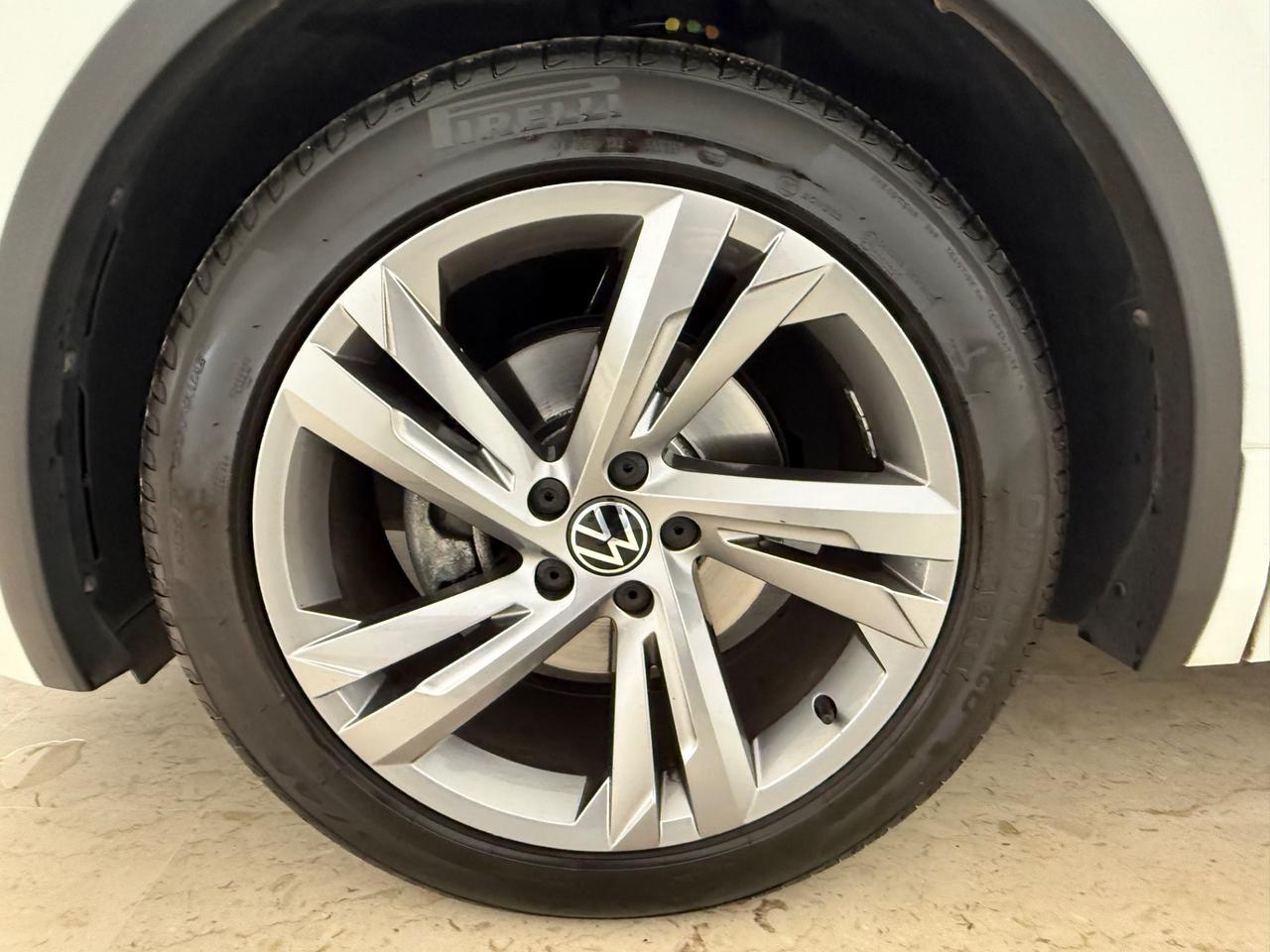 Volkswagen Tiguan 2.0 TDI 150 CV DSG R-Line retro camera, luci ambiente