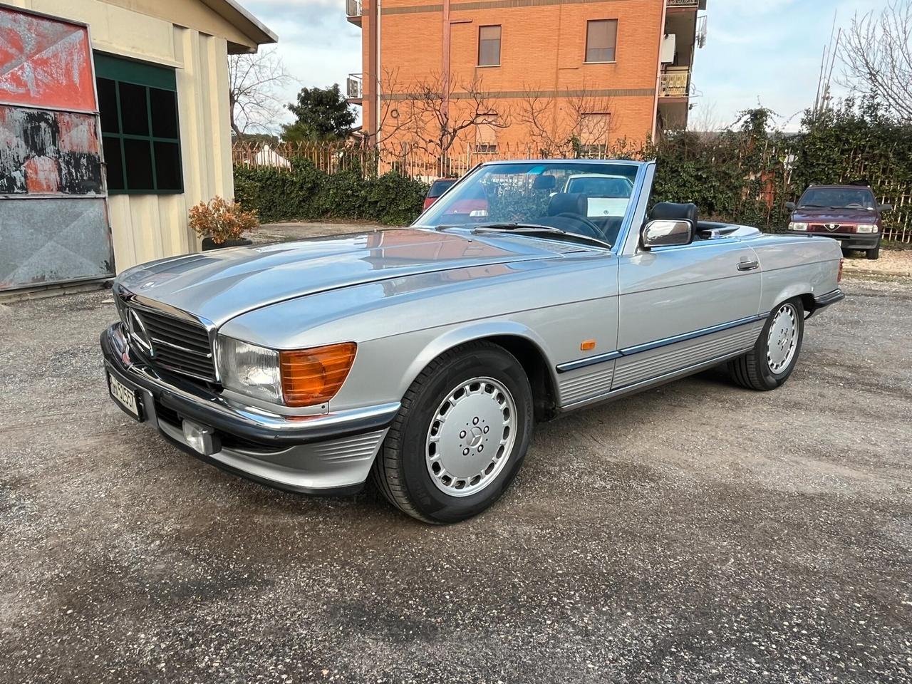 Mercedes 300 SL (R107) - CONSERVATA