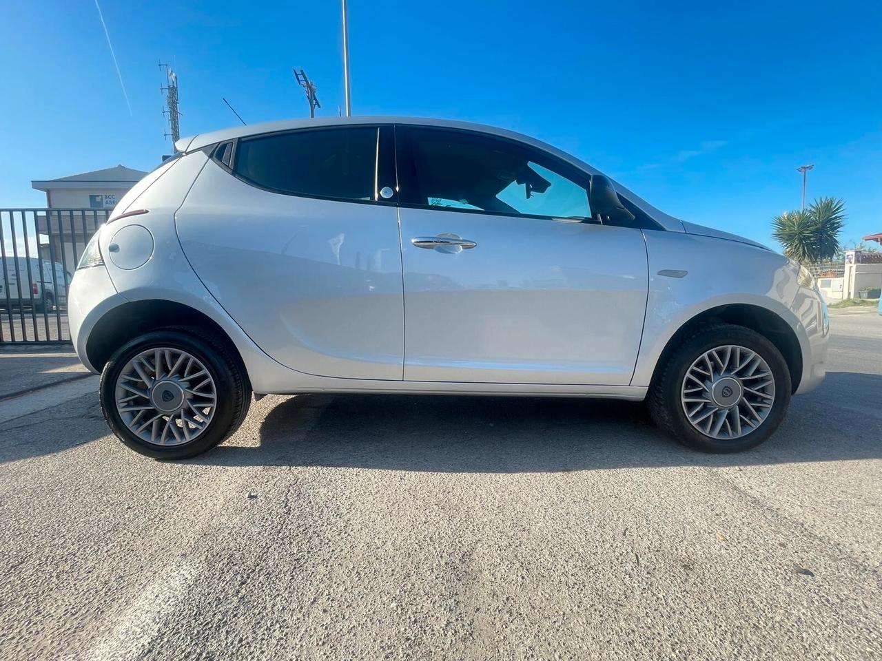 Lancia Ypsilon 0.9 TwinAir 85 CV 5 porte Metano Ecochic Gold