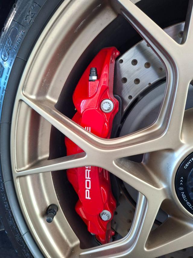 PORSCHE 718 Cayman 4.0 GT4 RS Weissach