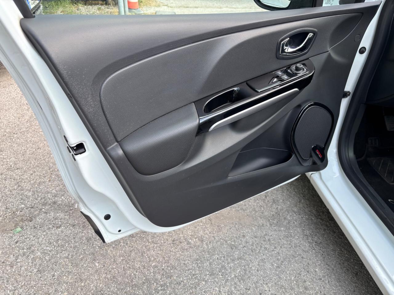 Renault Clio 1.2 75CV 5 porte Costume National
