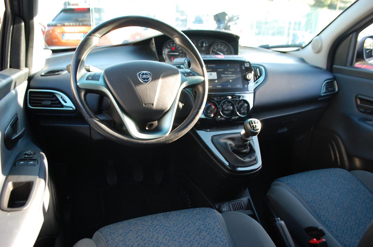 Lancia Ypsilon 1.0 firefly 70CV hybrid Gold Plus S&S Uff Italy USB