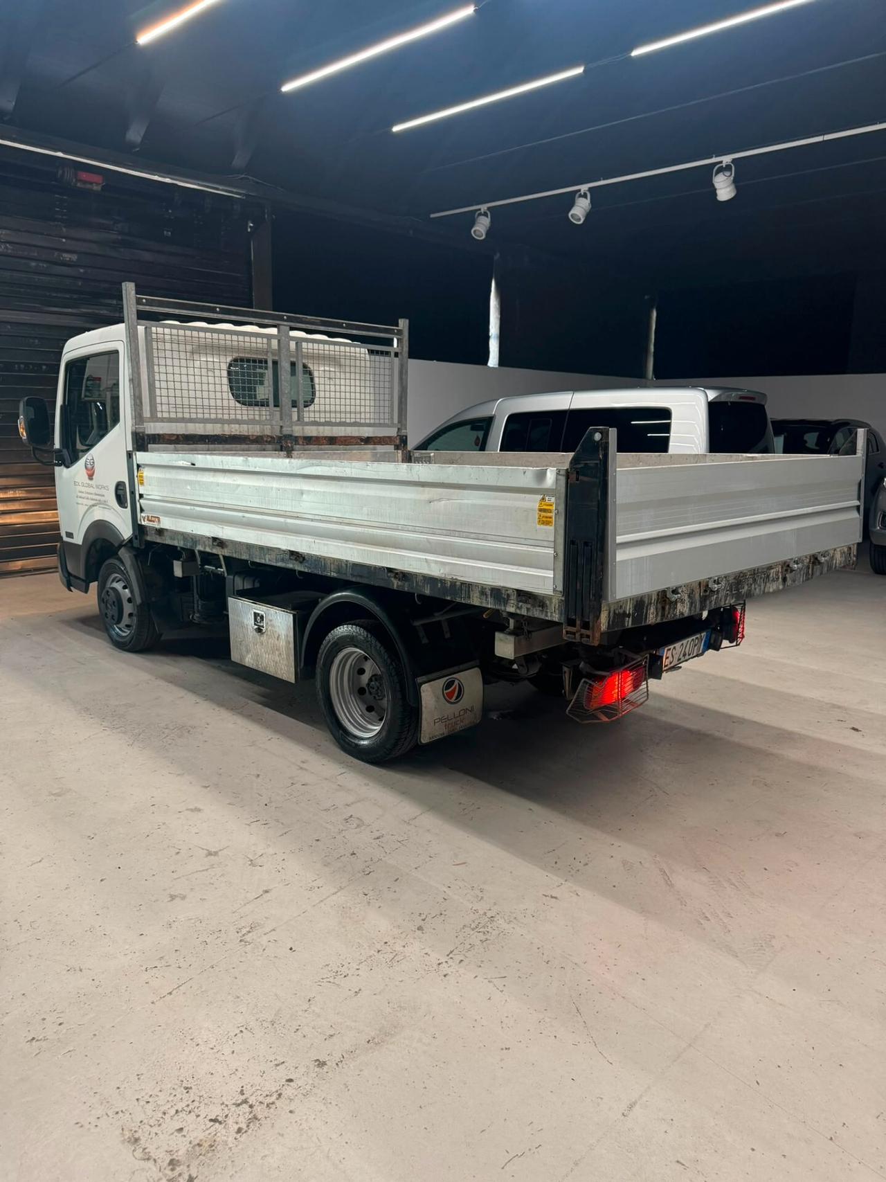 Nissan Cabstar Ribaltabile trilaterale