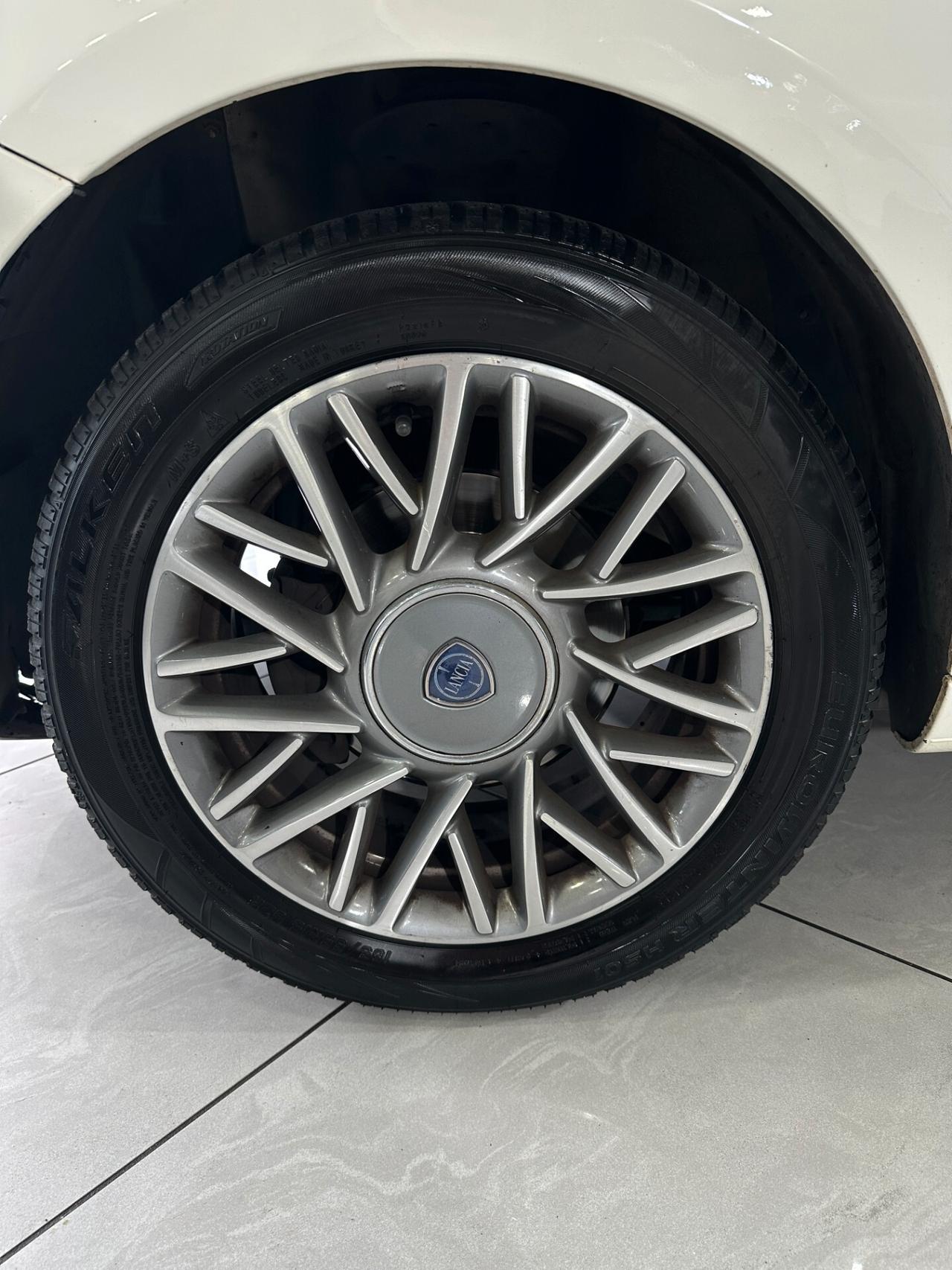 Lancia Ypsilon 1.2cc 69cv TettoApribile Sensori Finanziabile