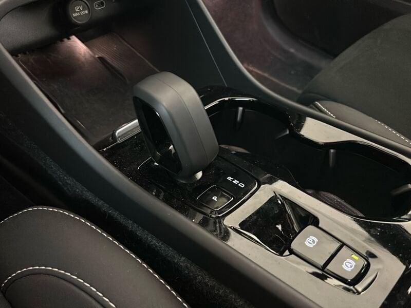 Volvo XC40 B3 automatico Ultra Dark