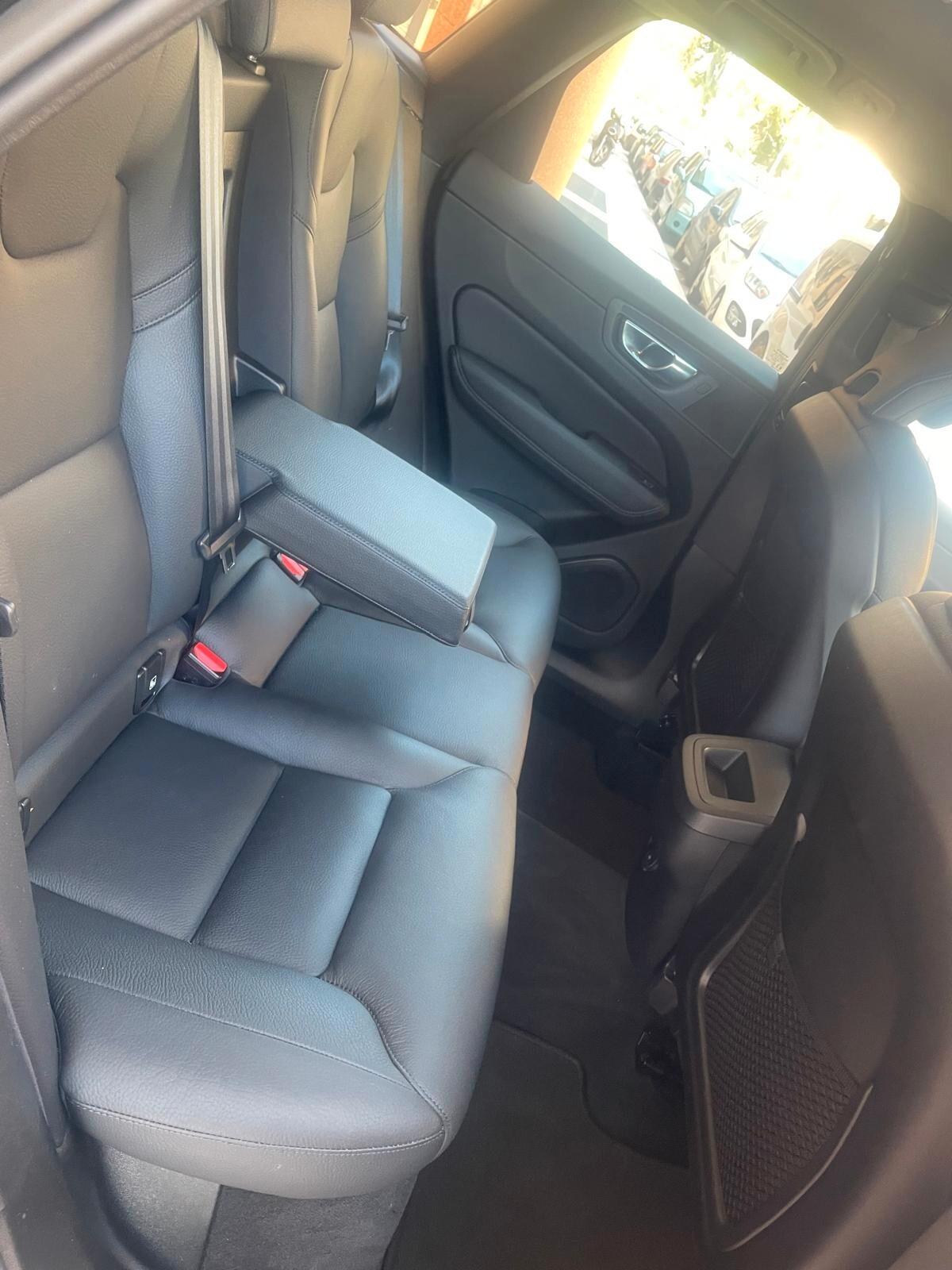 Volvo XC60 B4 (d) 197cv automatico INSCRIPTION PELLE NAVY LED 19