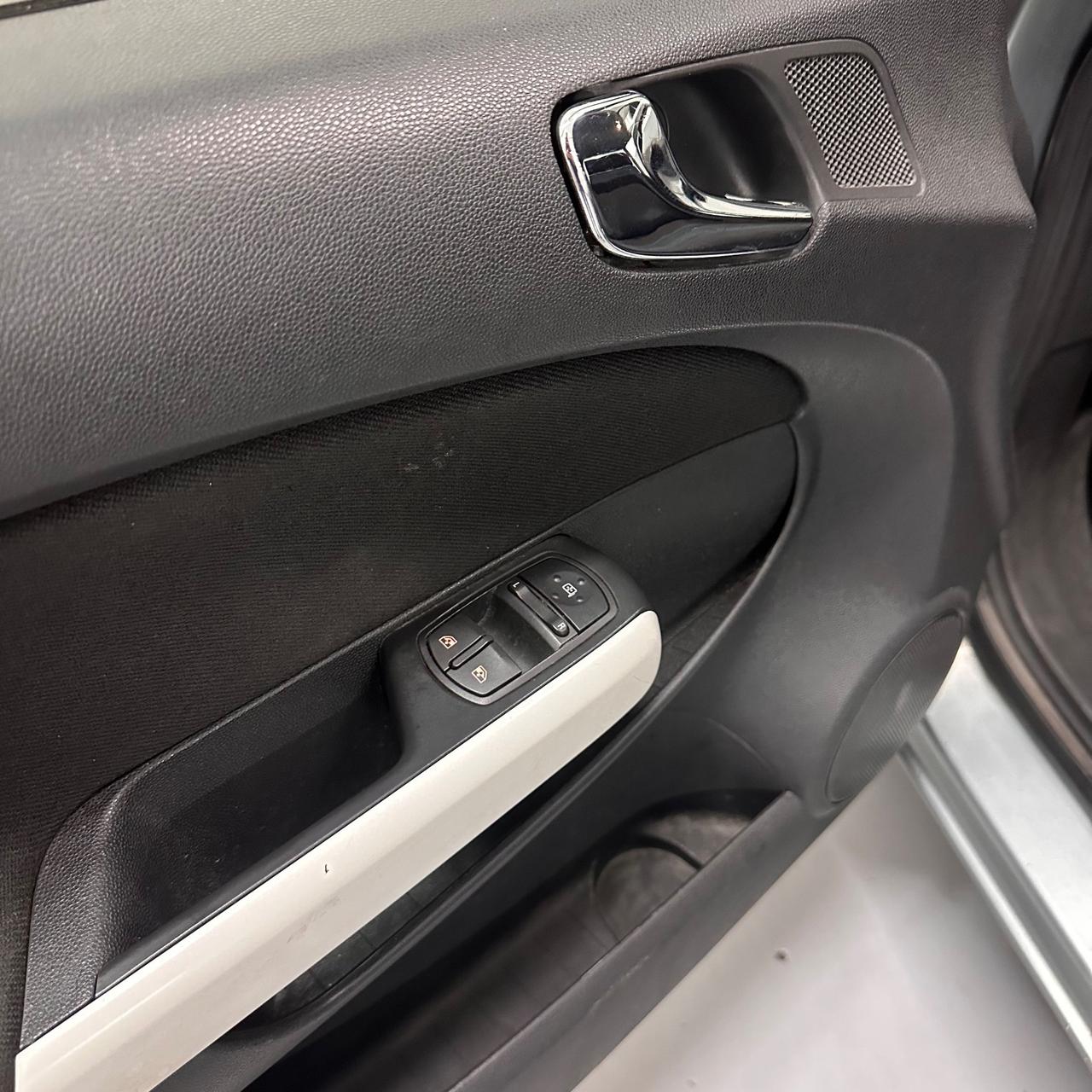 Opel Corsa 1.4 16V 5 porte Cosmo NEOPTENTATI