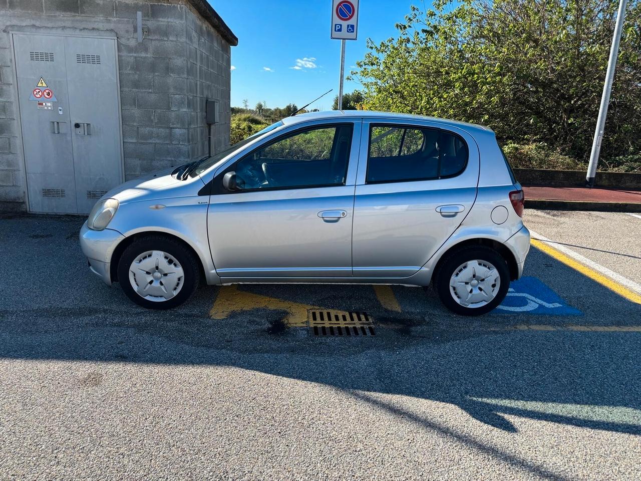 Toyota Yaris 1.3i 16V cat 5 porte SOL ADATTA AI NEOPATENTATI