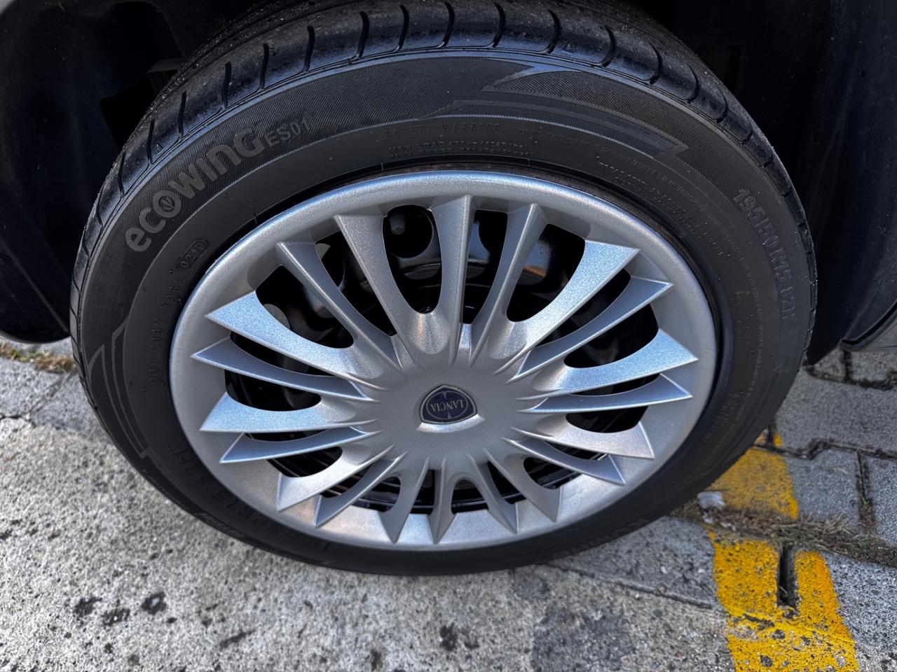 Lancia Ypsilon 1.2 69 CV 5 porte Platinum neopatentati