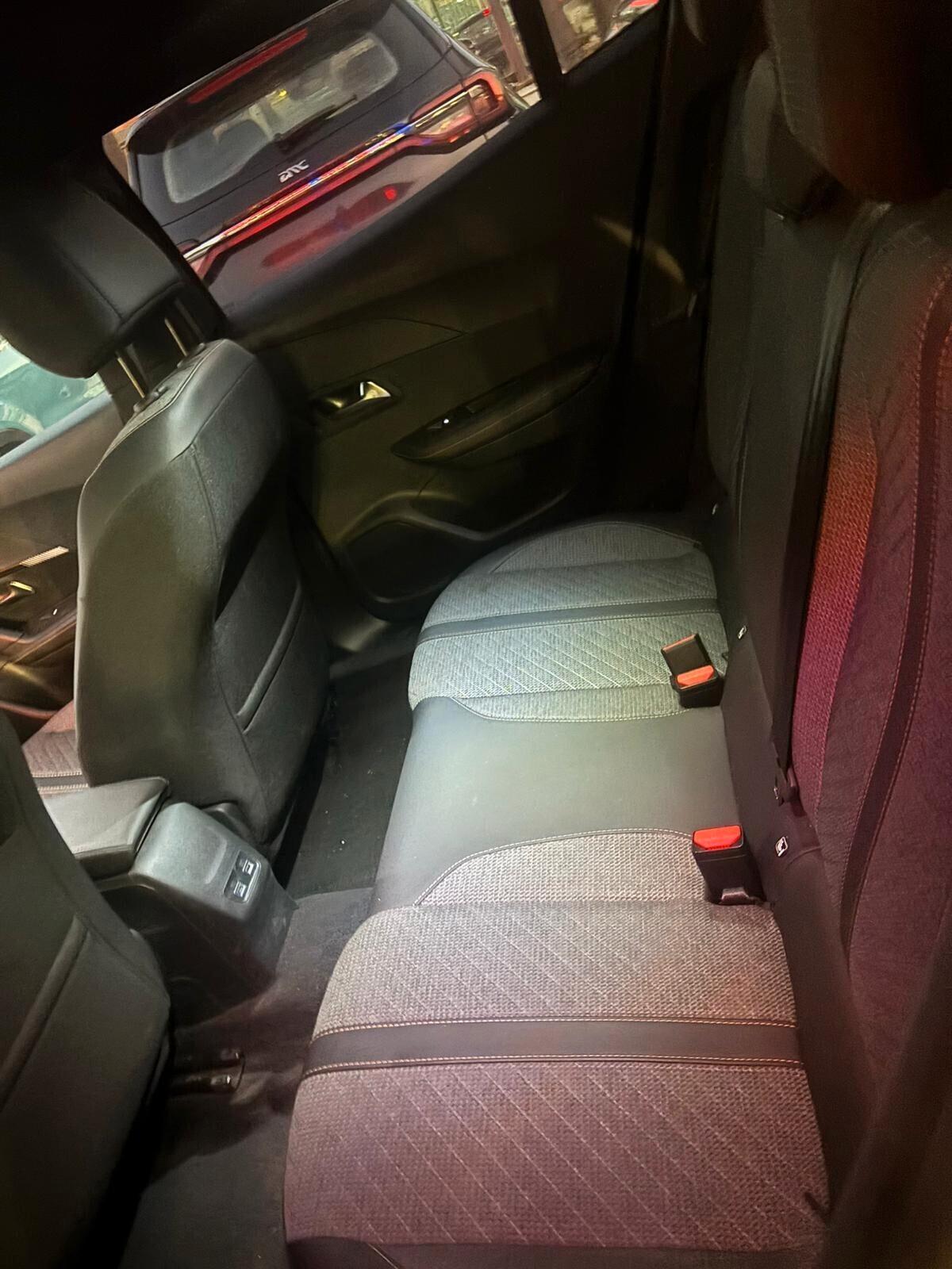 Peugeot 2008 PureTech 130 S&S EAT8 Allure, vettura iva esposta