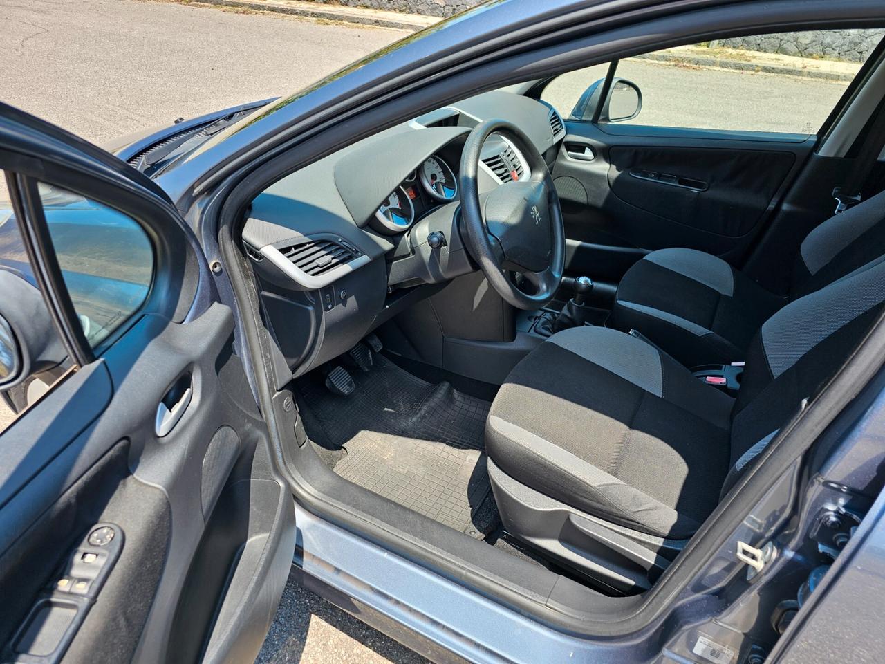 Peugeot 207 1.4 8V 75CV 5p. ONE Line