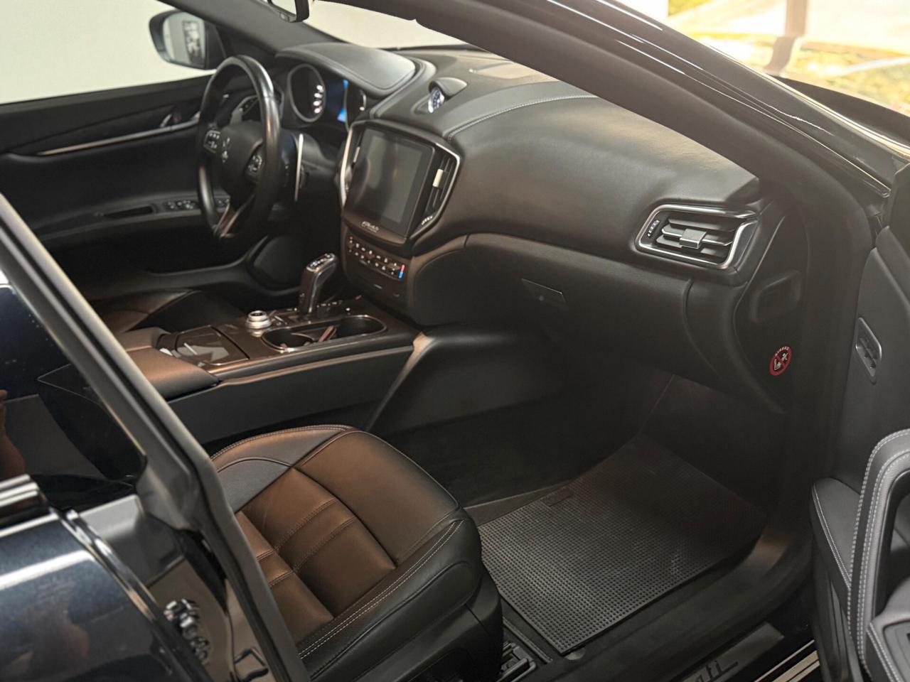 Maserati Ghibli V6 Diesel 275 CV Gransport VERSIONE NERISSIMO/TETTUCCIO