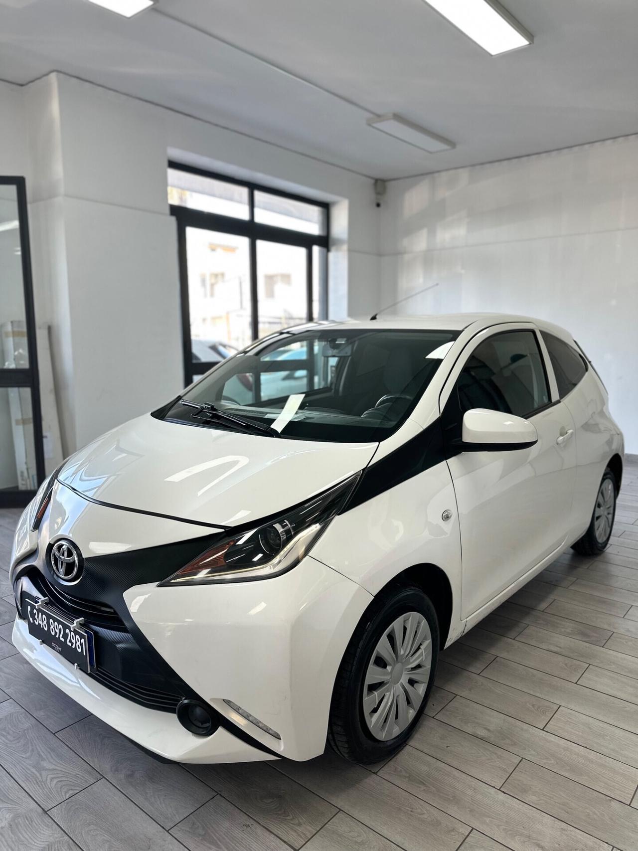 Toyota Aygo 1.0 VVT-i 69 CV 5 porte x-play MMT
