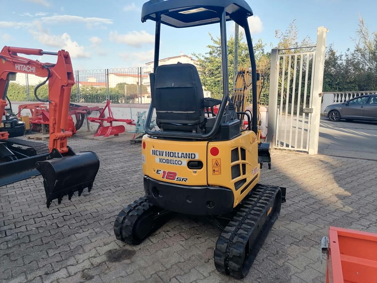 Escavatore Seminuovo New-Holland E18 SR (18 Quintali)