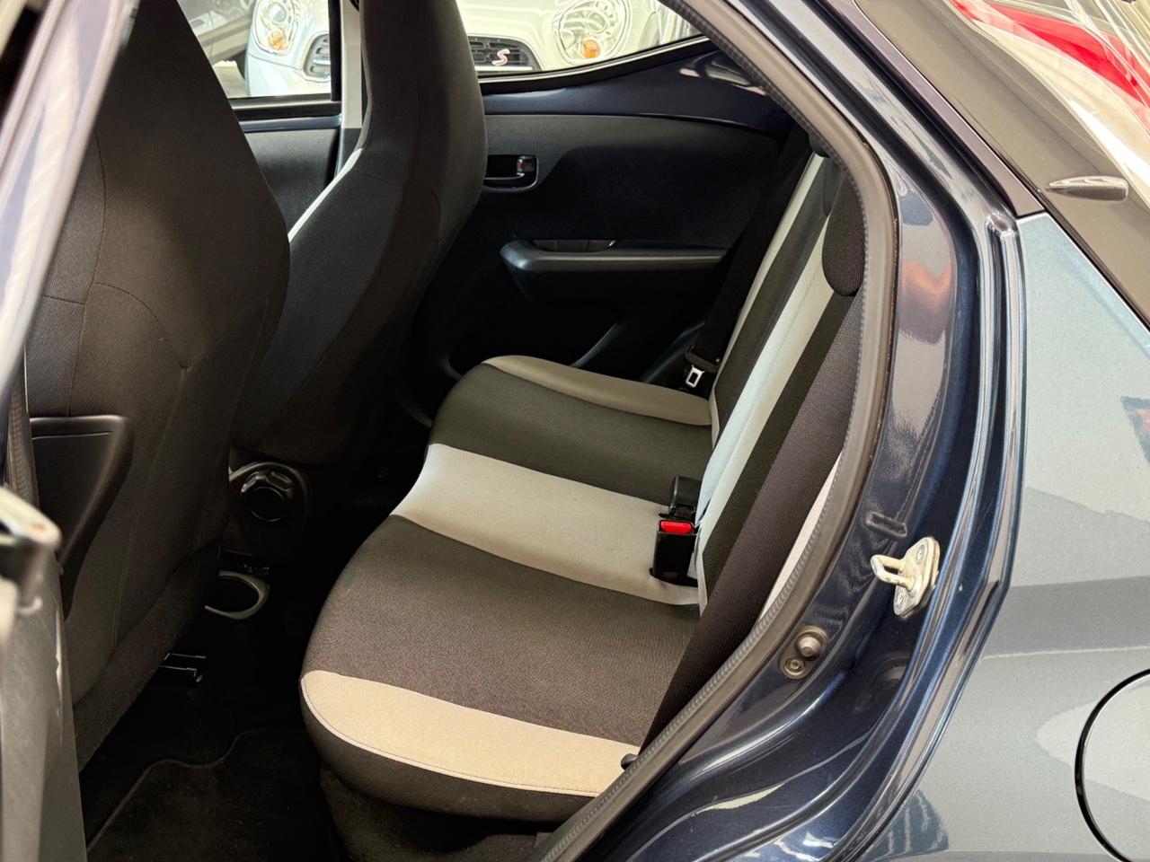 Toyota Aygo 1.0 VVT-i 69 CV 5 porte x-play MMT