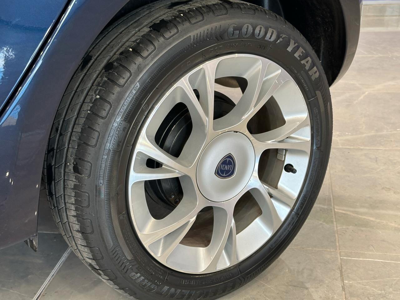 Lancia Ypsilon 1.0 FireFly 5 porte S&S Hybrid Ecochic Silver