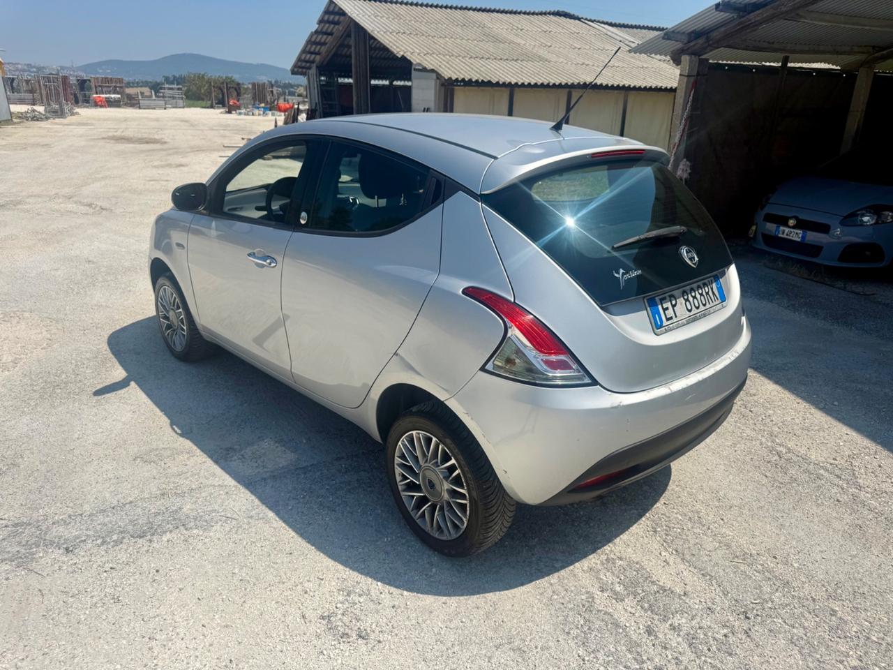 Lancia Ypsilon natural power benzina metano NEOPATENTATI