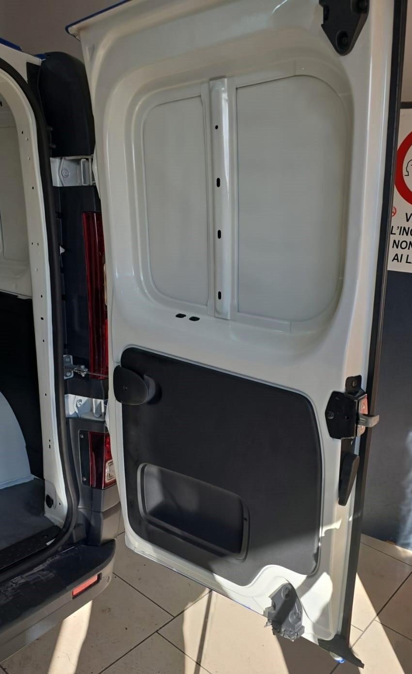 Nissan NV300 Nissan NV300 27 2.0 dCi 120CV PC-TN Van