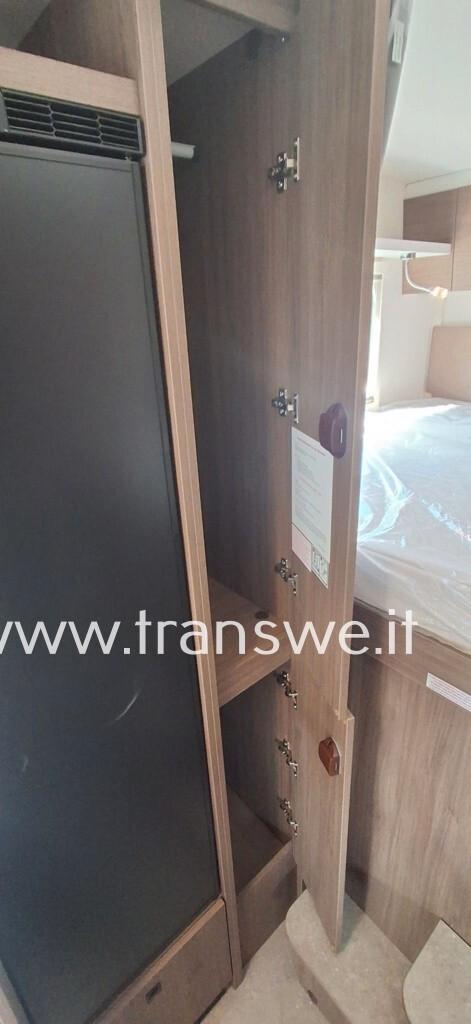 Carado A364 Camper mansarato con letto matrimoniale e maxi garage