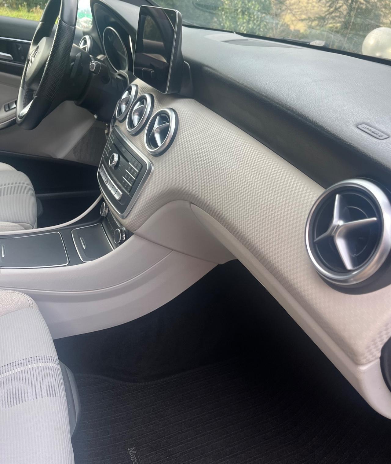 MERCEDES A 180 PREMIUM RESTYLING AUTOMATIC