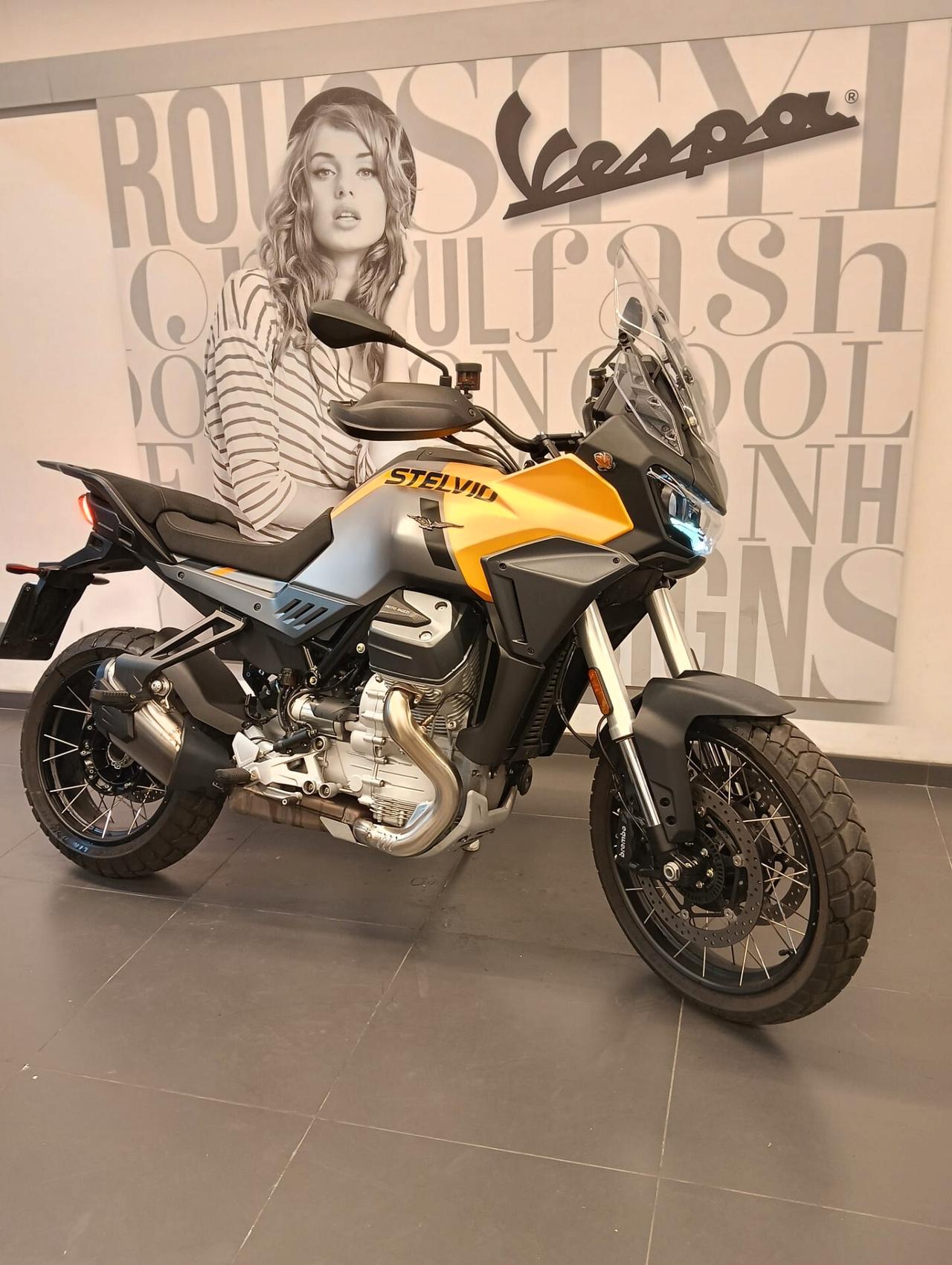 Moto Guzzi Stelvio giallo savana