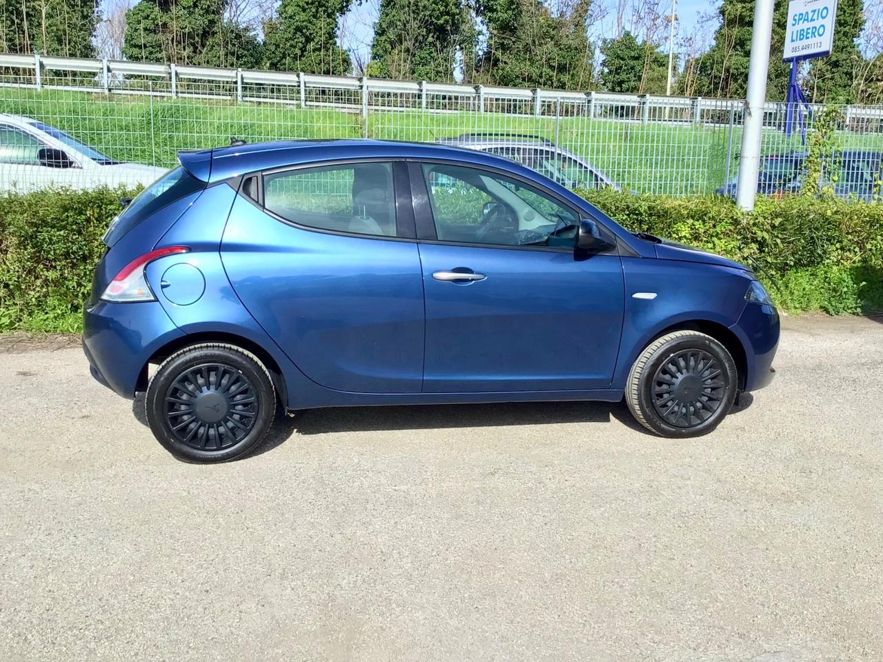Lancia Ypsilon 1.0 70Cv FireFly 5 porte Hybrid Silver